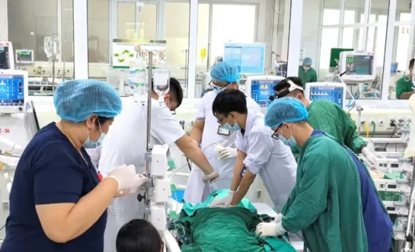 Ăn tiết canh, lòng heo ở quán quen, rồi tím ngắt toàn thân nhập viện - Ảnh 1. liên cầu lợn - Ảnh 1.