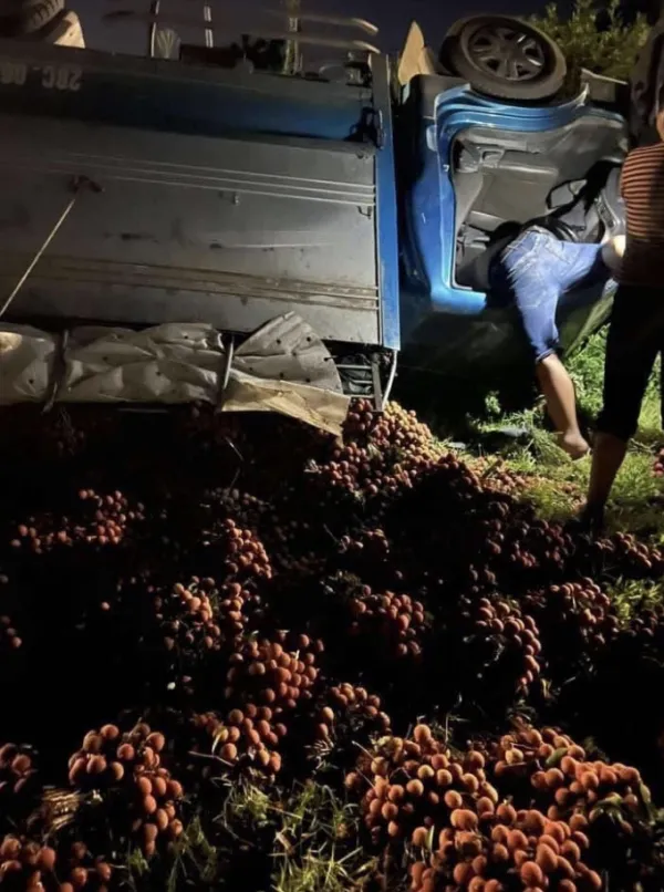 Lichs truck after an accident that caused it overturn in Dan Hoa Commune, on the night of July 5, 2025. Photo courtesy of Lich
