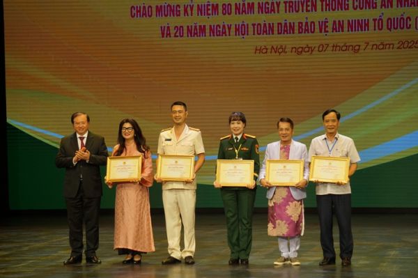 5 vở diễn và 50 diễn viên được trao huy chương vàng tại Liên hoan sân khấu về người chiến sĩ công an - Ảnh 3. 5 vở diễn và 50 diễn viên được trao huy chương vàng tại Liên hoan sân khấu về người chiến sĩ công an - Ảnh 3.