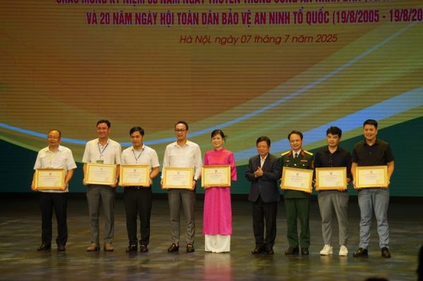 5 vở diễn và 50 diễn viên được trao huy chương vàng tại Liên hoan sân khấu về người chiến sĩ công an - Ảnh 6. 5 vở diễn và 50 diễn viên được trao huy chương vàng tại Liên hoan sân khấu về người chiến sĩ công an - Ảnh 6.