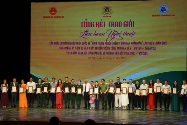 5 vở diễn và 50 diễn viên được trao huy chương vàng tại Liên hoan sân khấu về người chiến sĩ công an - Ảnh 8. 5 vở diễn và 50 diễn viên được trao huy chương vàng tại Liên hoan sân khấu về người chiến sĩ công an - Ảnh 8.