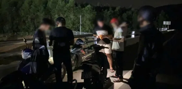 Phát hiện nhóm thanh thiếu niên ném đá vào các phương tiện di chuyển trên cao tốc - Ảnh 1. Phát hiện nhóm thanh thiếu niên ném đá vào các phương tiện di chuyển trên cao tốc - Ảnh 1.