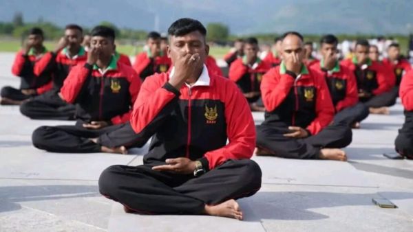 भारतीय संरक्षण दलाचे कर्मचारी कोयंबटूरमध्ये योग करतात