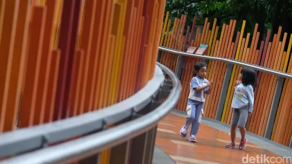 Tebet Eco Park, Jakarta, batal buka 24 jam karena diprotes warga. Alhasil, taman ini tutup sampai jam 10 malam.