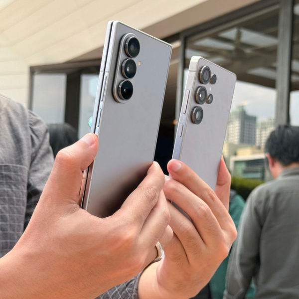 Samsung Galaxy Z Fold 7 dan S25 Ultra. Foto: Kevin S. Kurnianto/kumparan