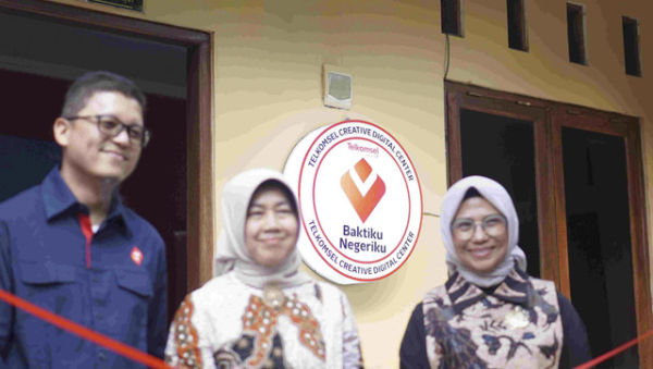 Telkomsel dan warga mempelajari sistem pertanian terpadu di lokasi Integrated Farming Demonstration Plot, yang menggabungkan budidaya hortikultura, peternakan, dan perikanan lokal berbasis edukasi teknologi.  Foto: Dok. Telkomsel