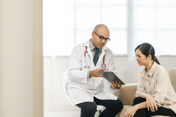 Ilustrasi periksa ke dokter. Foto: Shutterstock