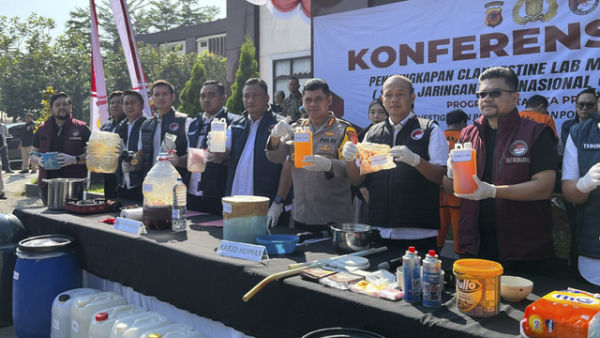 Satresnarkoba Polda Jabar melakukan konferensi pers terkait penangkapan seorang WNA asal Iran atas keterlibatan dalam pembuatan narkotika jenis sabu-sabu, di Polda Jabar, Kamis (10/7/2025).  Foto: Alya Zahra/kumparan 