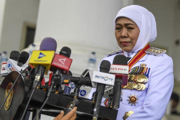 Gubernur Jatim Khofifah Indar Parawansa memberikan keterangan pers usai mengikuti upacara pelantikan di kompleks Istana Kepresidenan, Jakarta, Kamis (20/2/2025).  Foto: Galih Pradipta/ANTARA FOTO
