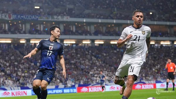 KALAH TELAK - Pesepak bola Timnas Indonesia, Dean James (kanan) membawa bola melewati pesepak bola Jepang pada pertandingan terakhir Grup C Ronde 3 Kualifikasi Piala Dunia 2026 di Suita City Football Stadium, Suita, Selasa (10/6/2025). Timnas Indonesia harus mengakui keunggulan Jepang setelah kalah telak dengan skor 0-6. TRIBUNNEWS/HO/PSSI