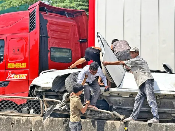 Va chạm với xe container, ô tô lật trên dải phân cách, 3 người thoát chết - Ảnh 1.