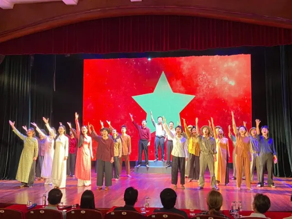 Đạo diễn Hàn Quốc dựng nhạc kịch về Chủ tịch Hồ Chí Minh - Ảnh 1. Đạo diễn Hàn Quốc dựng nhạc kịch về Chủ tịch Hồ Chí Minh - Ảnh 1.