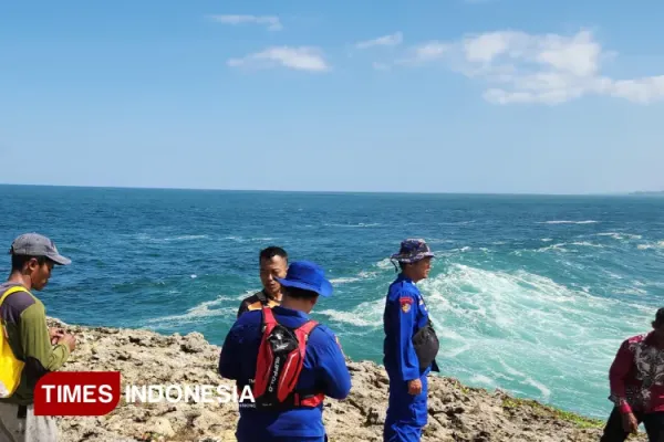 Tiga-Remaja-Terempas-Ombak-di-Pantai-Watulepek-Malang-B.jpg