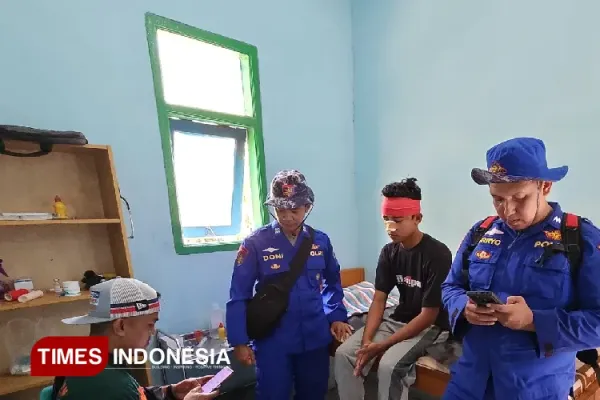 Tiga-Remaja-Terempas-Ombak-di-Pantai-Watulepek-Malang-C.jpg