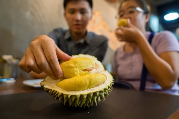 Vô lý tin đồn uống rượu với sầu riêng gây chết người - Ảnh 1.