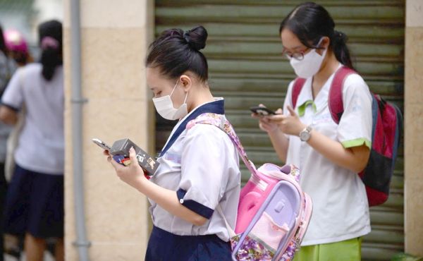 TP.HCM: Nghiên cứu phương án không cho học sinh sử dụng điện thoại trong trường học - Ảnh 1. học sinh sử dụng điện thoại - Ảnh 1.