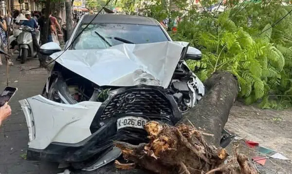 Vụ ô tô tông liên hoàn 12 xe máy: Bùng nổ tranh cãi 'tài chưa quen không nên dùng giữ phanh tự động' - Ảnh 1. ô tô tông liên hoàn 12 xe máy - Ảnh 1.