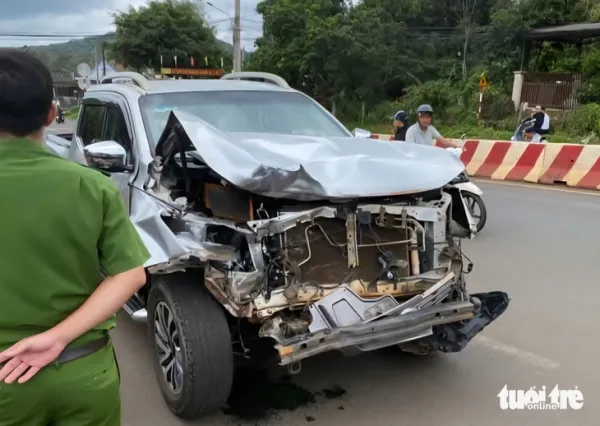 Tạm giữ tài xế xe bán tải tông liên hoàn rồi rời hiện trường - Ảnh 1.