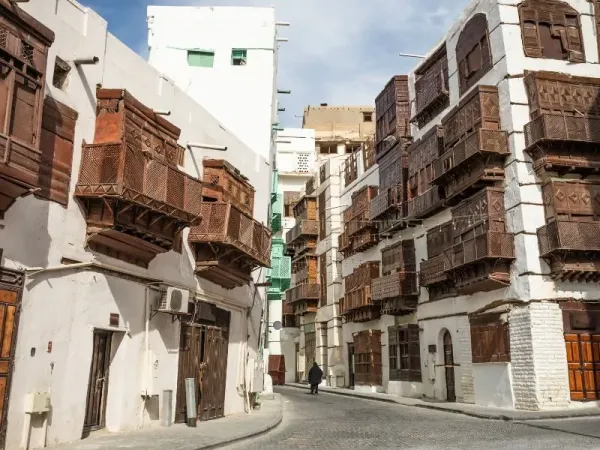 Selagi berada di Saudi Arabia, jangan lewatkan menikmati pesona Kota Jeddah ya. Berikut lima rekomendasi tempat wisata Jeddah yang wajib kamu kunjungi!