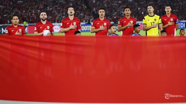 KUALIFIKASI PIALA DUNIA - Pesepak bola Timnas Indonesia menyanyikan lagu Indonesia Raya sebelum pertandingan melawan Timnas China pada Kualifikasi Piala Dunia 2026 zona Asia di Stadion Gelora Bung Karno (GBK) Jakarta, Kamis (5/6/2025). Indonesia berhasil memenangkan pertandingan dengan skor tipis 1-0 melawan China. Di foto menggunakan kamera Canon EOS R1 dan lensa RF 100-500mm. TRIBUNNEWS/HERUDIN
