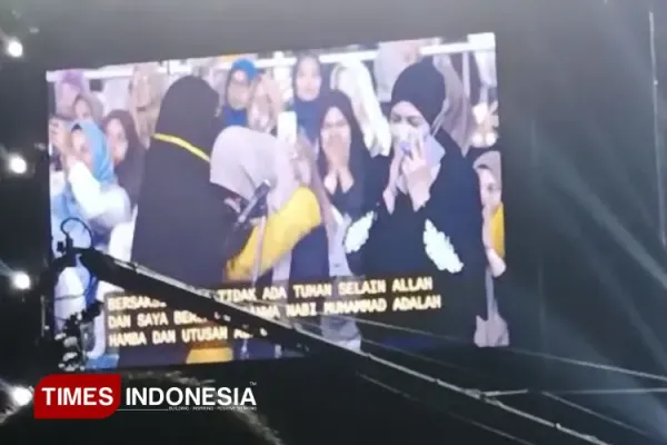 Dua-orang-Non-Muslim-v2.jpg