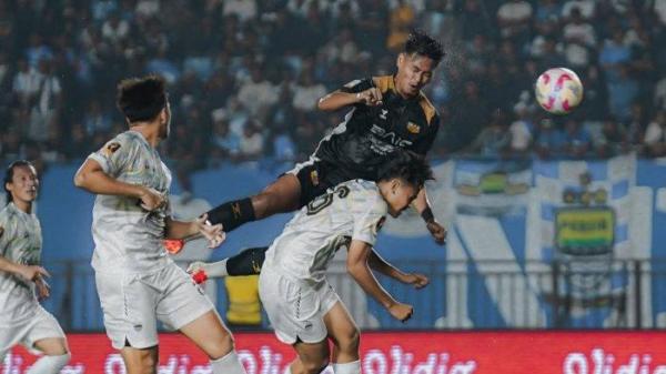 AKSI BAGASKARA - Pemain striker Dewa United, Septian Bagaskara, melakukan tandukan ke gawang Persib Bandung pada pertandingan grup B Piala Presiden 2025 di Stadion Si Jalak Harupat, Kab Bandung, Selasa (8/7/2025). (Instagram Dewa - 9/7/2025)