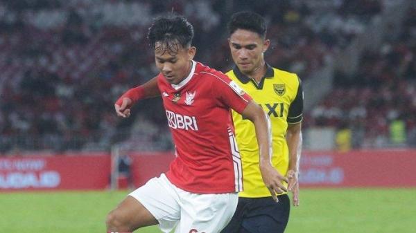 PIALA PRESIDEN - Aksi Zahaby Gholy (depan) saat melawan Marselino Ferdinan (belakang), pada laga Oxford United vs Liga Indonesia All Star di Piala Presiden 2025, pada Minggu (6/7/2025) malam WIB. Oxford United menang dengan skor 6-3.
