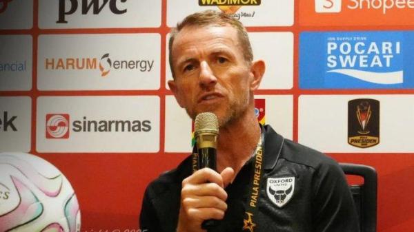 PELATIH OXFORD - Pelatih Oxford United Gary Rowett dalam sesi jumpa pers usai pertandingan melawan Indonesia Allstars pada laga pembuka grup B Piala Presiden 2025 di Stadion Utama Gelora Bung Karno, Jakarta, Minggu (6/7/2025). (Instagram Piala Presiden - 7/7/2025)