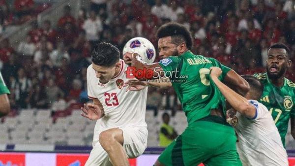 Justin Hubner (kiri) sedang berduel merebut bola dengan Ali Al Bulayhi dalam laga Grup C Kualifikasi Piala Dunia 2026 Zona Asia antara Timnas Indonesia versus Timnas Arab Saudi di Stadion Utama Gelora Bung Karno, Senayan, Jakarta, Selasa (19/11/2024).