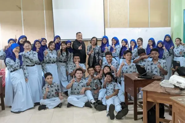 Siswi-SMPN-1-Madiun.jpg