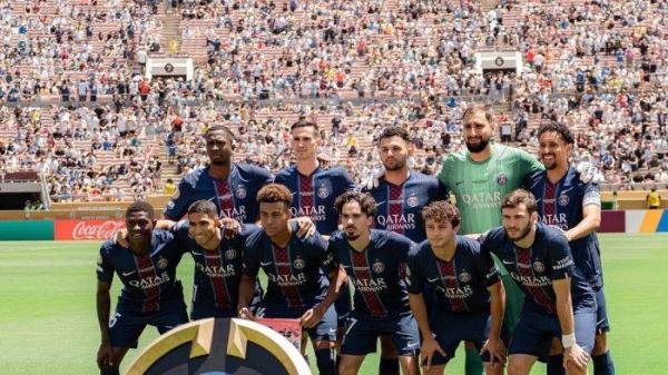 FOTO TIM PSG- Foto tim PSG sebelum perandingan Piala Dunia Antarklub FIFA. Pemain bintang PSG, Khvicha Kvaratskhelia lebih memilih Lionel Messi daripada Cristiano Ronaldo dalam perdebatan abadi antara dua bintang terhebat sepanjang masa. Kvaratskhelia menegaskan bahwa ia lebih menyukai Messi daripada Ronaldo dalam hal pendapatnya tentang pemain terhebat sepanjang masa.