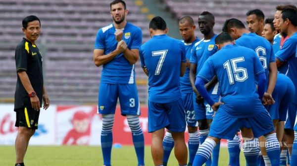 Pelatih Persib Bandung Djadjang Nurdjaman (kiri) saat memimpin ujicoba lapangan di Stadion Utama Gelora Bung Karno (SUGBK), Senayan, Jakarta, Sabtu (17/10/2015). Persib Bandung akan melawan tim Sriwijaya FC dalam Final Piala Presiden 2015 di SUGBK pada Minggu (18/10/2015). Super Ball/Feri Setiawan