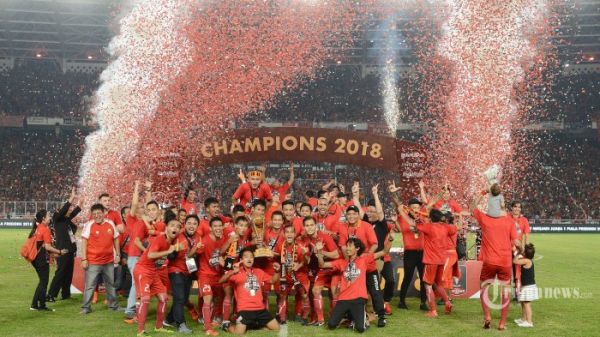 Para pemain Persija Jakarta saat melakukan selebrasi kemenangannya pada Piala Presiden 2018 di Stadion Utama Gelora Bung Karno, Jakarta Pusat, Sabtu (17/2/2018). Persija berhasil mengalahkan Bali United dengan skor  3-0 sekaligus membawa mereka menjuarai Piala Presiden 2018. (SUPERBALL/FERI SETIAWAN)
