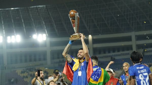 Ceremony juara Arema FC setelah mengalahkan Borneo FC pada pertandingan final Piala Presiden 2024 di Stadion Manahan, Solo, Sabtu (3/8/2024) malam. Tribun Solo/Muhammad Nursina