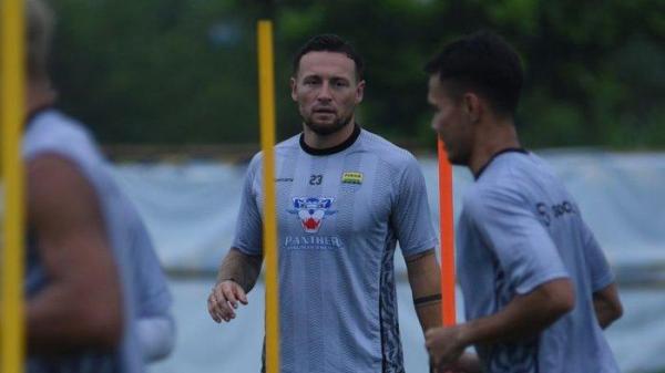LATIHAN PERSIB - Kapten tim Persib Bandung, Marc Klok, dalam sesi latihan tim menjelang turnamen pra musim Piala Presiden 2025 dan kompetisi Liga 1 2025/2026, Kamis (3/7/2025). (Website Persib - 3/7/2025)