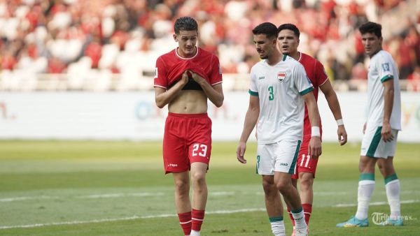 Pesepak bola Timnas Indonesia, Justin Hubner (kiri) menunjukkan ekspresi kecewa saat melawan Irak pada pertandingan Kualifikasi Piala Dunia 2026 zona Asia di Stadion Utama Gelora Bung Karno (SUGBK), Jakarta, Kamis (6/6/2024). Indonesia harus mengakui keunggulan Irak setelah kalah dengan skor 2-0. TRIBUNNEWS/HERUDIN
