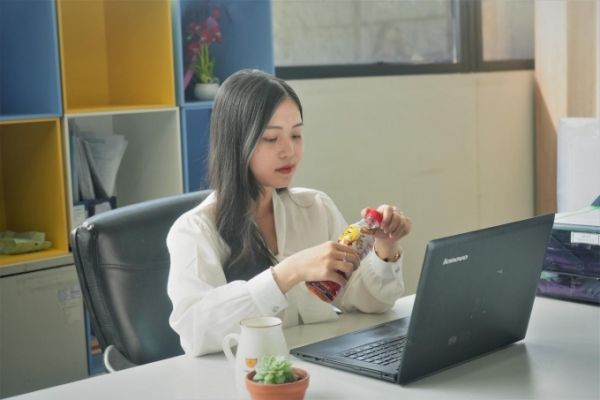 Nhiều Gen Z giữ bản thân tươi trả, tràn đầy năng lượng để thu hút người đối diện khi sử dụng trà Dr. Thanh thường xuyên. Ảnh: Dr. Thanh