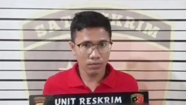 Pelaku AHS saat diamankam di kantor polisi. (Foto: Istimewa)