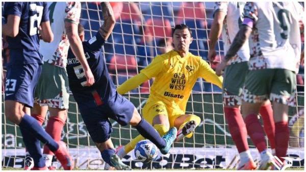 AKSI AUDERO - Aksi penjaga gawang kelahiran Indonesia Emil Audero saat memperkuat Palermo FC dalam lawatan ke markas Cosenza pada pekan ke-27 Serie B Italia, Sabtu (23/2/2025). (Website Palermo - 3/9/2025)