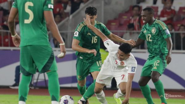 Pesepak bola Timnas Indonesia Marselino Ferdinan berebut bola dengan pesepak bola Timnas Arab Saudi dalam laga Grup C Babak Ketiga Kualifikasi Piala Dunia 2026 di Stadion Utama Gelora Bung Karno, Senayan, Jakarta, Selasa (19/11/2024). Dalam pertandingan tersebut Timnas Indonesia mengalahkan Timnas Arab Saudi dengan skor 2-0. TRIBUNNEWS/IRWAN RISMAWAN