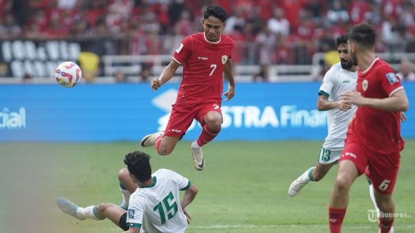 Pesepak bola Timnas Indonesia Marselino Ferdinan berusaha melewati hadangan pemain Irak pada pertandingan Kualifikasi Piala Dunia 2026 zona Asia di Stadion Utama Gelora Bung Karno (SUGBK), Jakarta, Kamis (6/6/2024). Indonesia harus mengakui keunggulan Irak setelah kalah dengan skor 2-0. TRIBUNNEWS/HERUDIN