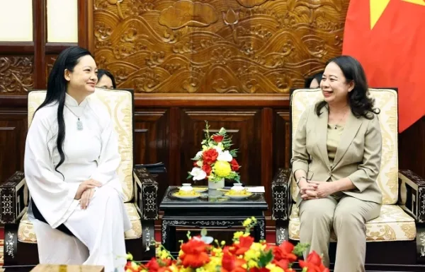 Phó Chủ tịch nước Võ Thị Ánh Xuân và nữ phi hành gia Amanda Nguyễn trong cuộc gặp ngày 11/7. Ảnh: VGP