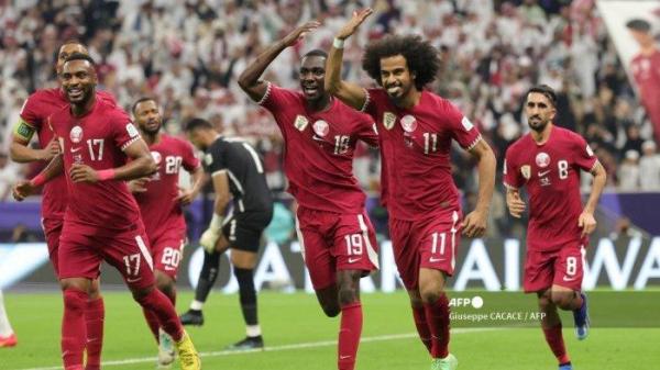 Penyerang Qatar #11 Akram Afif merayakan bersama rekan satu timnya setelah mencetak gol keduanya dari tendangan penalti pada pertandingan sepak bola final Piala Asia AFC Qatar 2023 antara Yordania dan Qatar di Stadion Lusail di Lusail, utara Doha pada 10 Februari 2024.