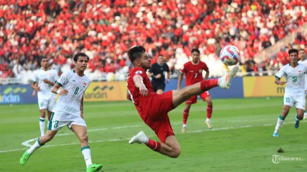 Pesepak bola Timnas Indonesia Sandy Walsh mencoba mencetak gol saat melawan Irak pada pertandingan Kualifikasi Piala Dunia 2026 zona Asia di Stadion Utama Gelora Bung Karno (SUGBK), Jakarta, Kamis (6/6/2024). Indonesia bermain imbang 0-0 pada babak pertama. TRIBUNNEWS/HERUDIN