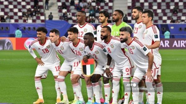 Para pemain Uni Emirat Arab (UAE) melakukan sesi foto bersama sebelum kick-off melawan Hong Kong pada laga pembuka Grup C Piala Asia 2023. Hector Retamal / AFP