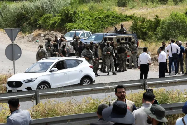 Lực lượng an ninh người Kurd đứng gác gần địa điểm diễn ra lễ giải tán của PKK. Ảnh: Reuters