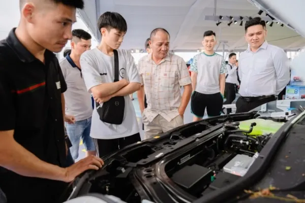 Người tham dự tìm hiểu một mẫu xe điện VinFast. Ảnh: Tùng Đinh