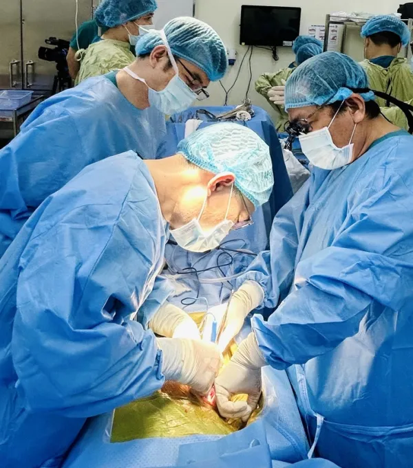 Kỳ tích từ lòng nhân ái: Hai người bệnh trẻ được 'sống thêm lần nữa' sau ghép thận - Ảnh 1.