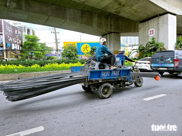 Xe tự chế chở tôn, sắt thép ở TP.HCM: Đi gần như thấy... tử thần - Ảnh 1.