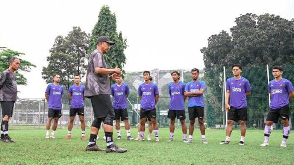 INSTRUKSI - Rahmad Darmawan memimpin tim Indonesia All-Star di Piala Presiden 2025.